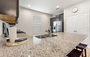 Fridge, microwave, oven, stovetop - 5bd Sunset Cove next to Mickey!  (Davenport)