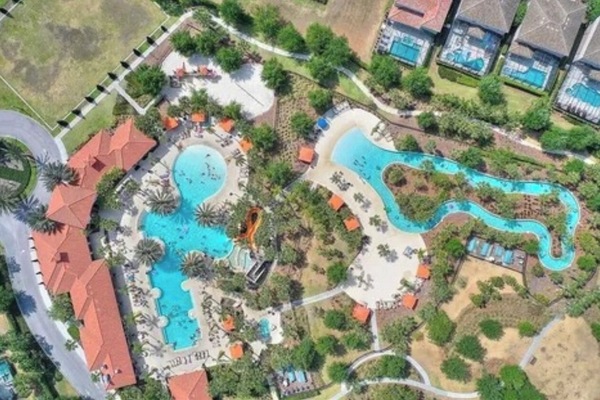 Alberca al aire libre y alberca climatizada