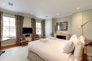 5 bedrooms, iron/ironing board, Internet, bed sheets