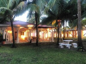 Outdoor dining - Solea Beach House El Salvador (Amatecampo)