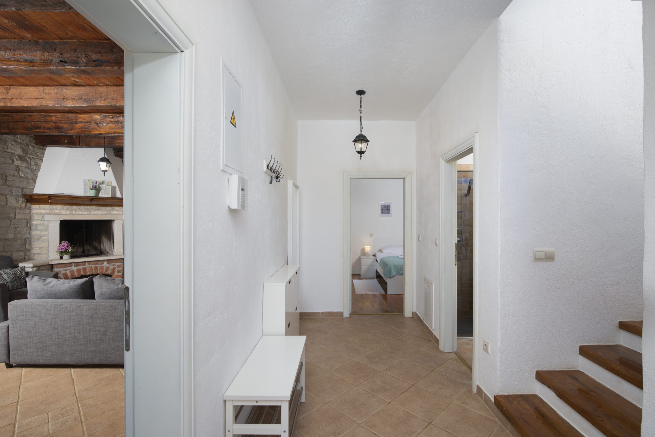 4 chambres, coffres-forts dans les chambres, fer et planche à repasser