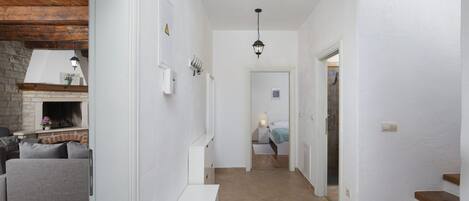 4 chambres, coffres-forts dans les chambres, fer et planche à repasser