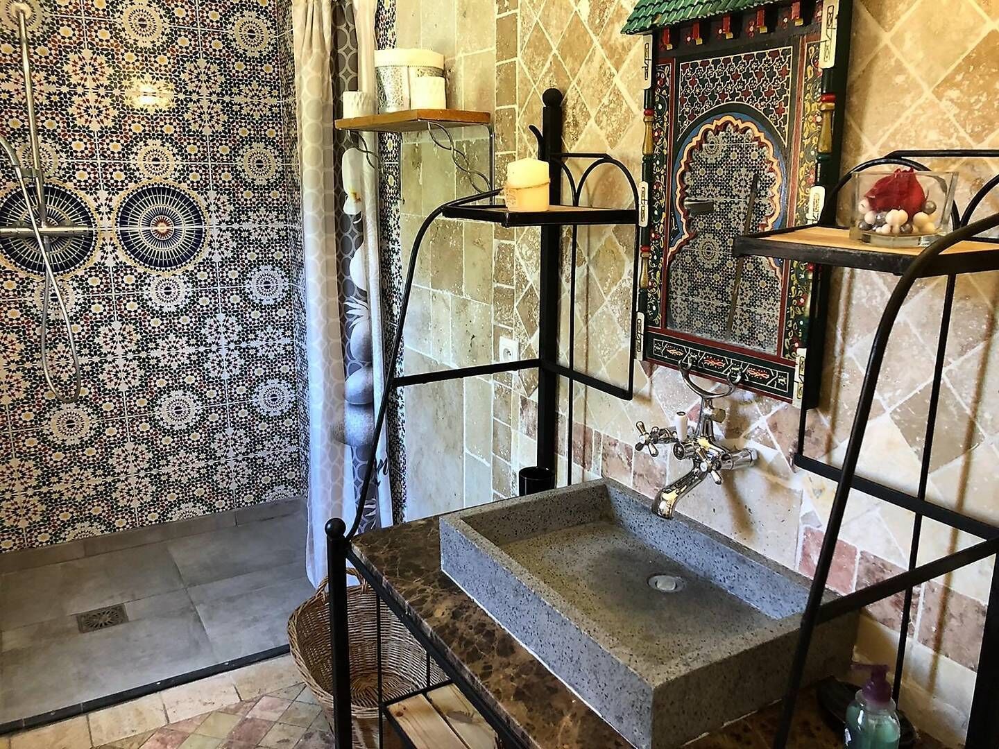Douche, sèche-cheveux, serviettes fournies, savon