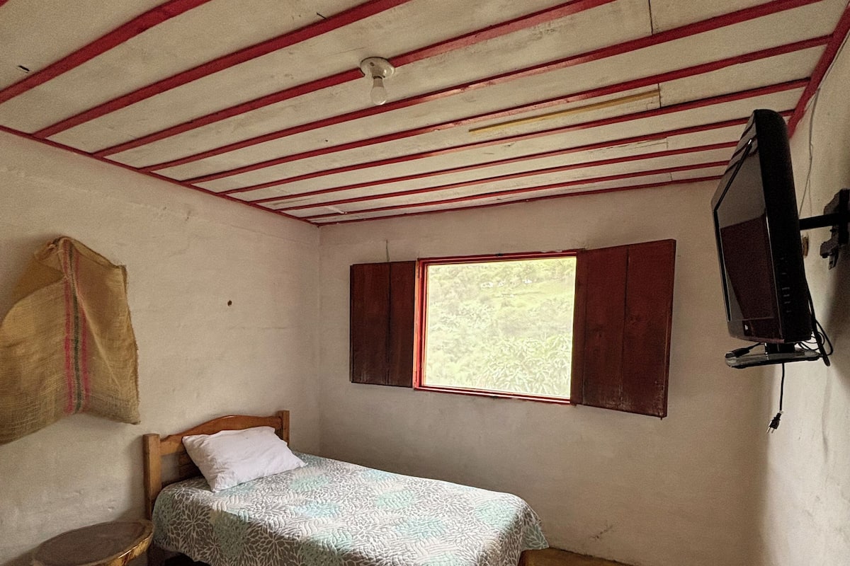Economy Single Room | Free WiFi, bed sheets