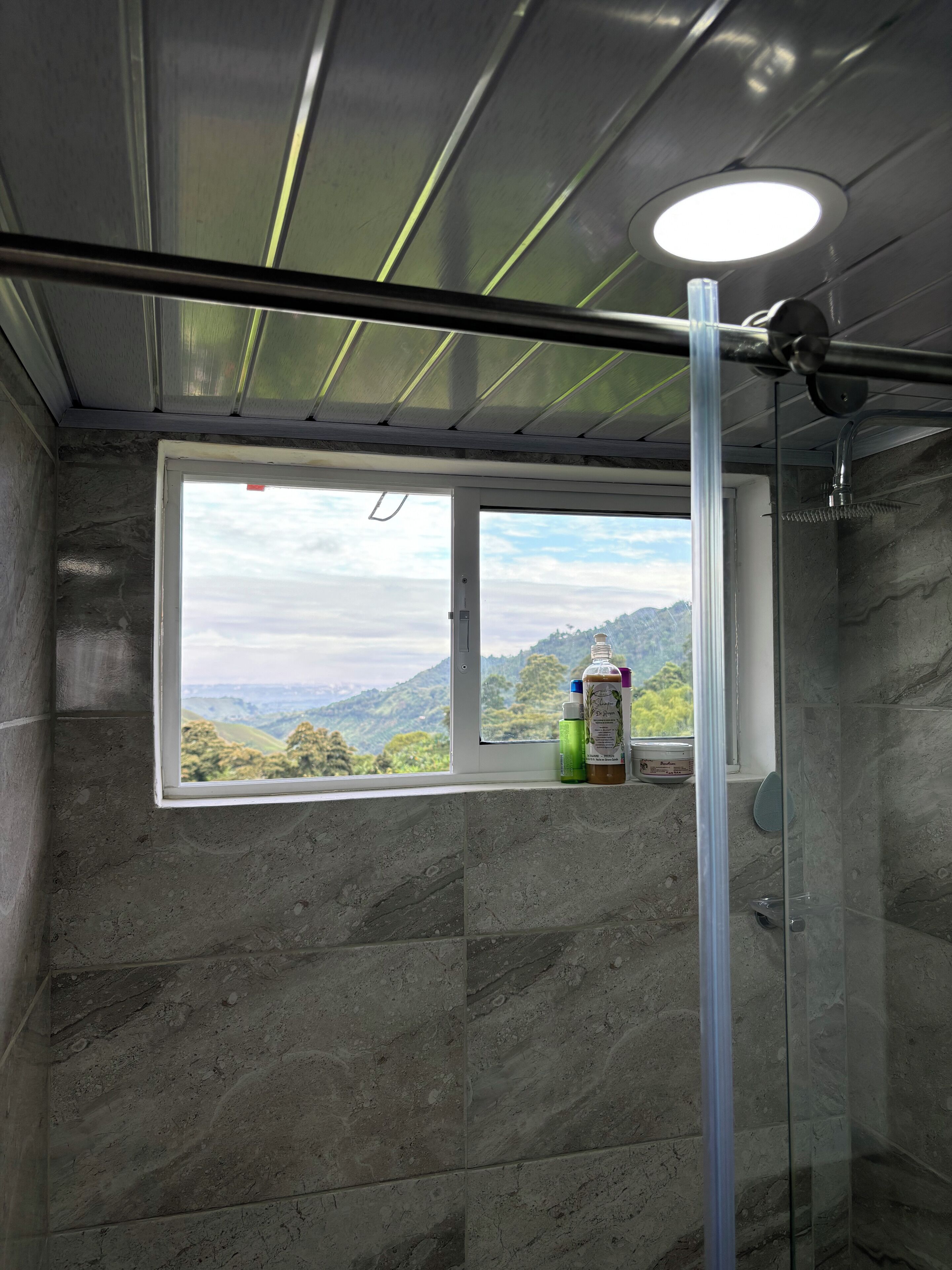 Habitación doble Deluxe | Baño | Regadera, regadera tipo lluvia, secadora de cabello, toallas 