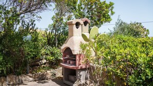 A stone structure with a chimney, surrounded by greenery. - Casa Marebl in Palau (Palau)