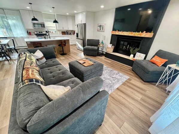 Smart-tv, een open haard en boeken