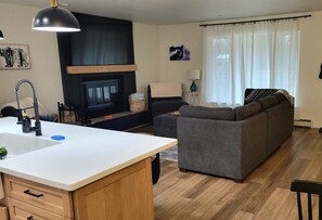 Älytelevisio, takka, kirjoja