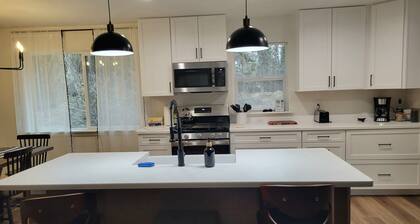 4Bears- Quiet, central to fishing & activities.