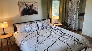 3 makuuhuonetta, työpöytä, silitysrauta/-lauta, vauvan matkasänky