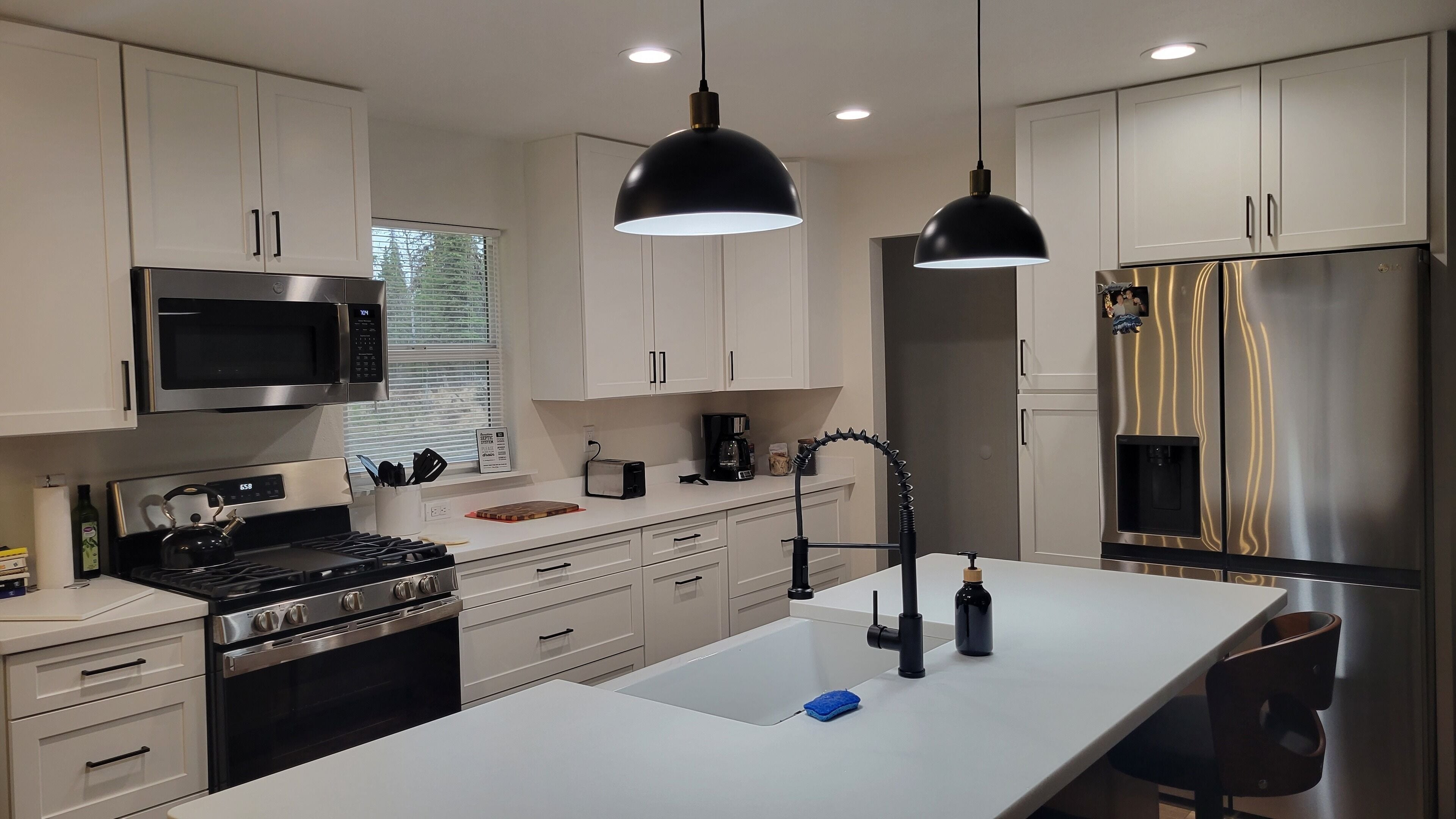 Jääkaappi, mikroaaltouuni, uuni, liesi