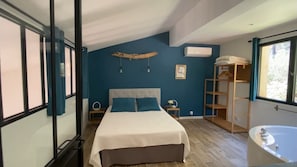 6 Schlafzimmer, Bügeleisen/Bügelbrett