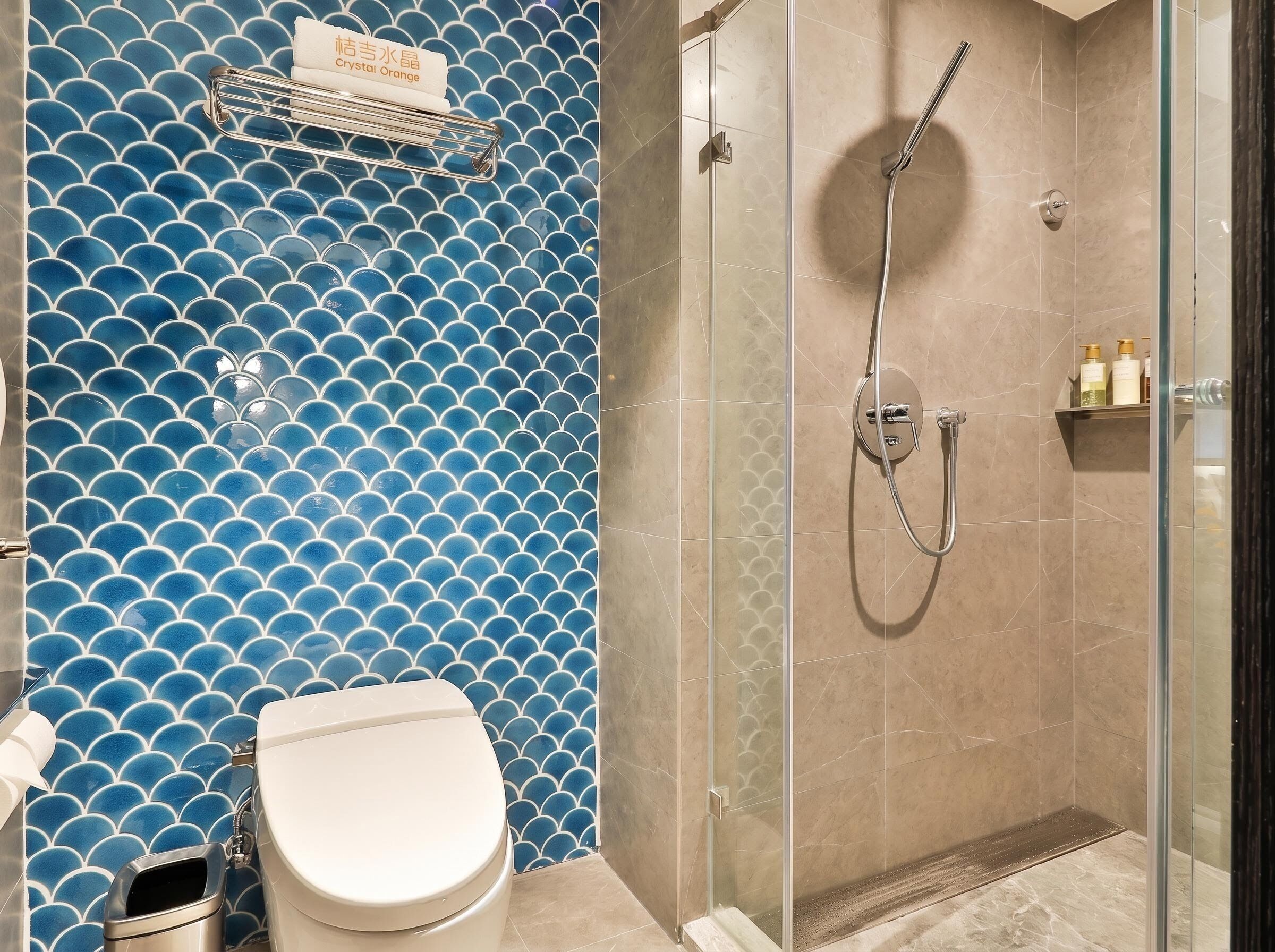Chambre avec lits jumeaux | Salle de bain | Douche, douche cascade, articles de toilette (gratuits)
