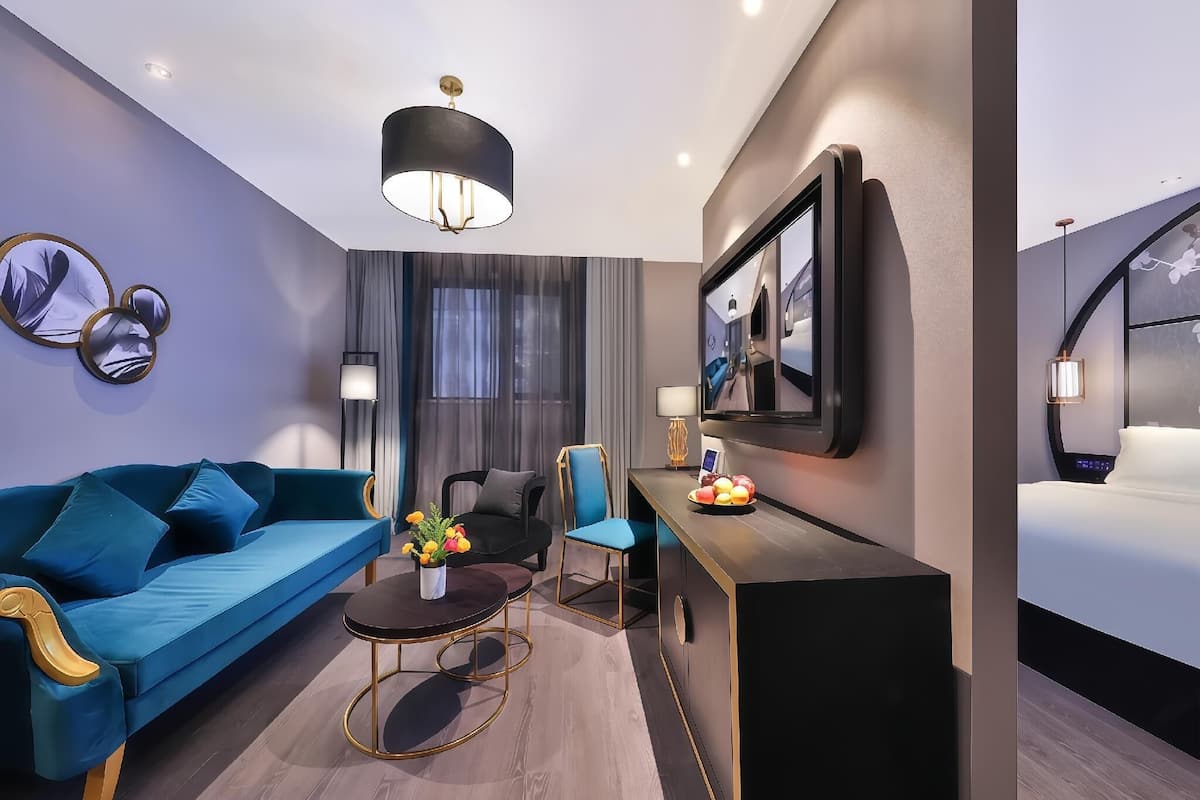 Studio Suite | Premium bedding, down duvets, free minibar, desk