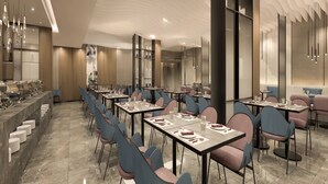 Un restaurante moderno con una barra larga, varias mesas y sillas.