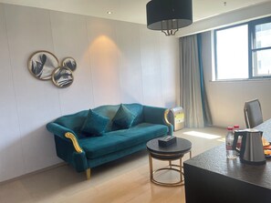 ห้องสตูดิโอสวีท | เครื่องนอนระดับพรีเมียม, ผ้านวมขนเป็ด, มินิบาร์ฟรี, โต๊ะทำงาน