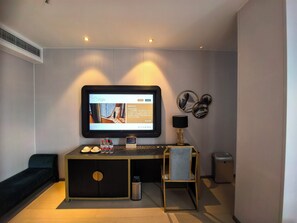 Habitación triple | Ropa de cama de alta calidad y edredones de plumas