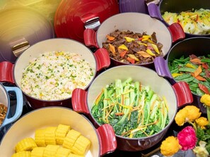 Tägliches Frühstücksbuffet gegen Gebühr