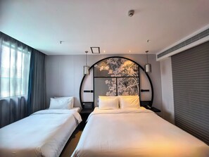 ห้องทริปเปิล | บริเวณภายนอก