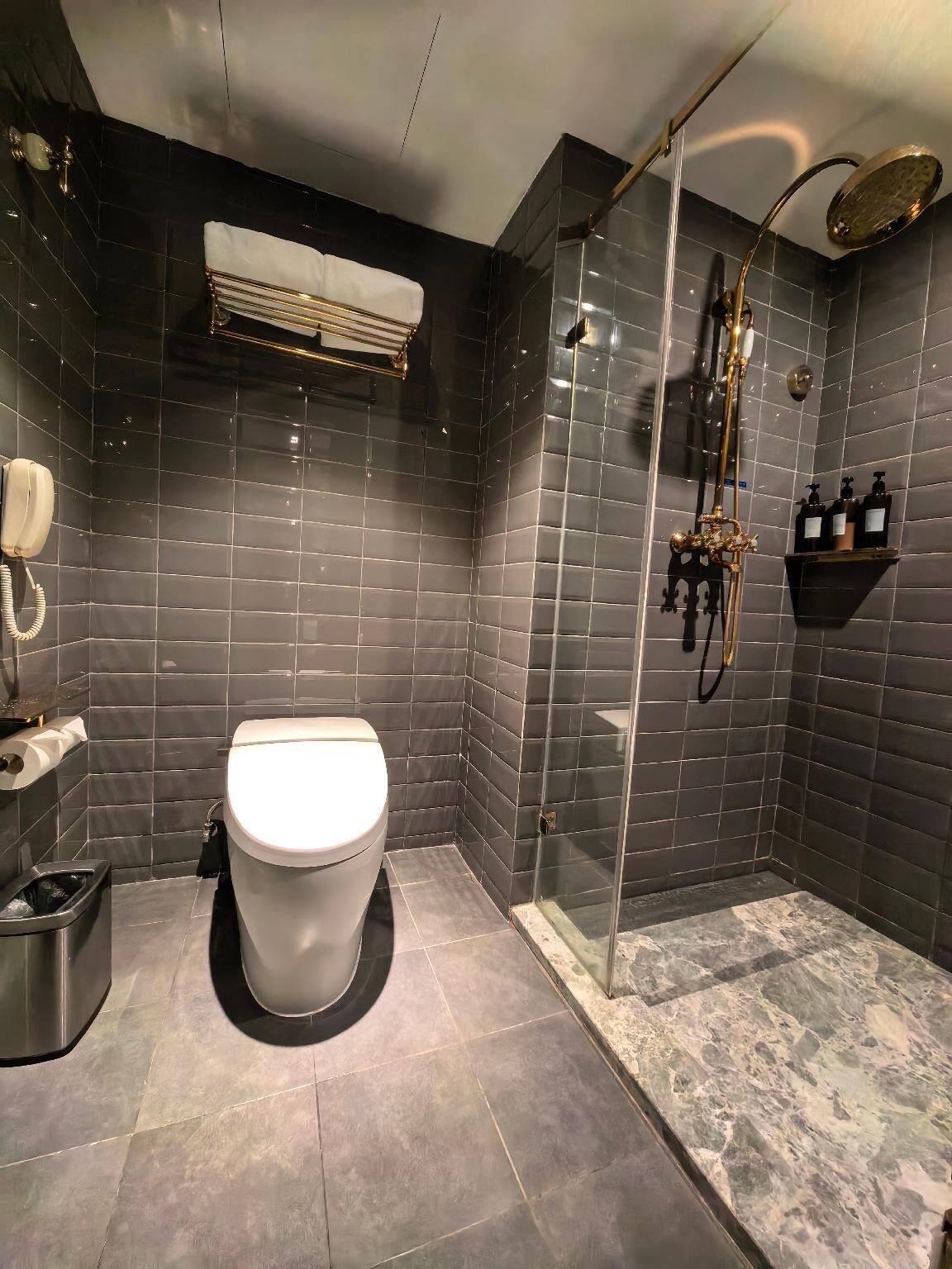 Doppelzimmer | Badezimmer | Dusche, Regendusche, kostenlose Toilettenartikel, Haartrockner