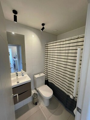 Dutxa, assecador de cabells, tovalloles i sabó 