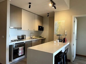 Kühlschrank, Mikrowelle, Ofen, Wasserkocher mit Kaffee-/Teezubehör