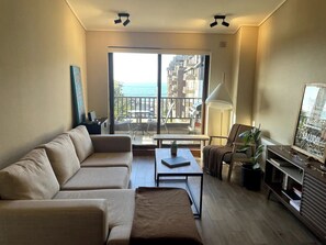 Televisor intel·ligent, llibres i estèreo 