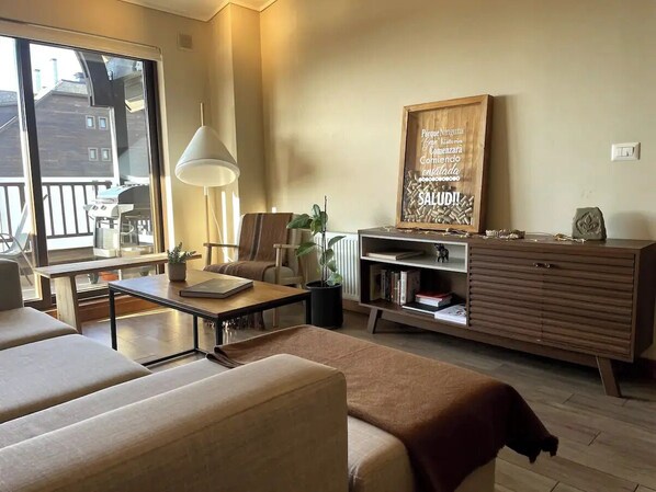 Televisor intel·ligent, llibres i estèreo 