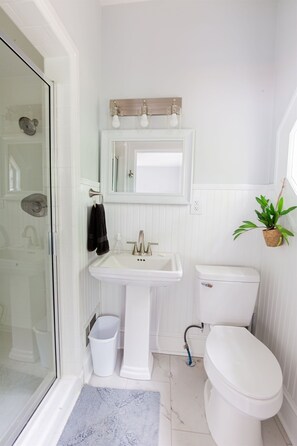 Dusche, Haartrockner, Handtücher