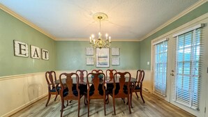 Dining - HUGE Theater Room~ Private Farm Stay- Sleeps 10 (Rome)