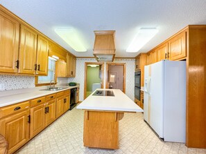 Fridge, microwave, oven, stovetop - HUGE Theater Room~ Private Farm Stay- Sleeps 10 (Rome)