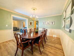 Dining - HUGE Theater Room~ Private Farm Stay- Sleeps 10 (Rome)