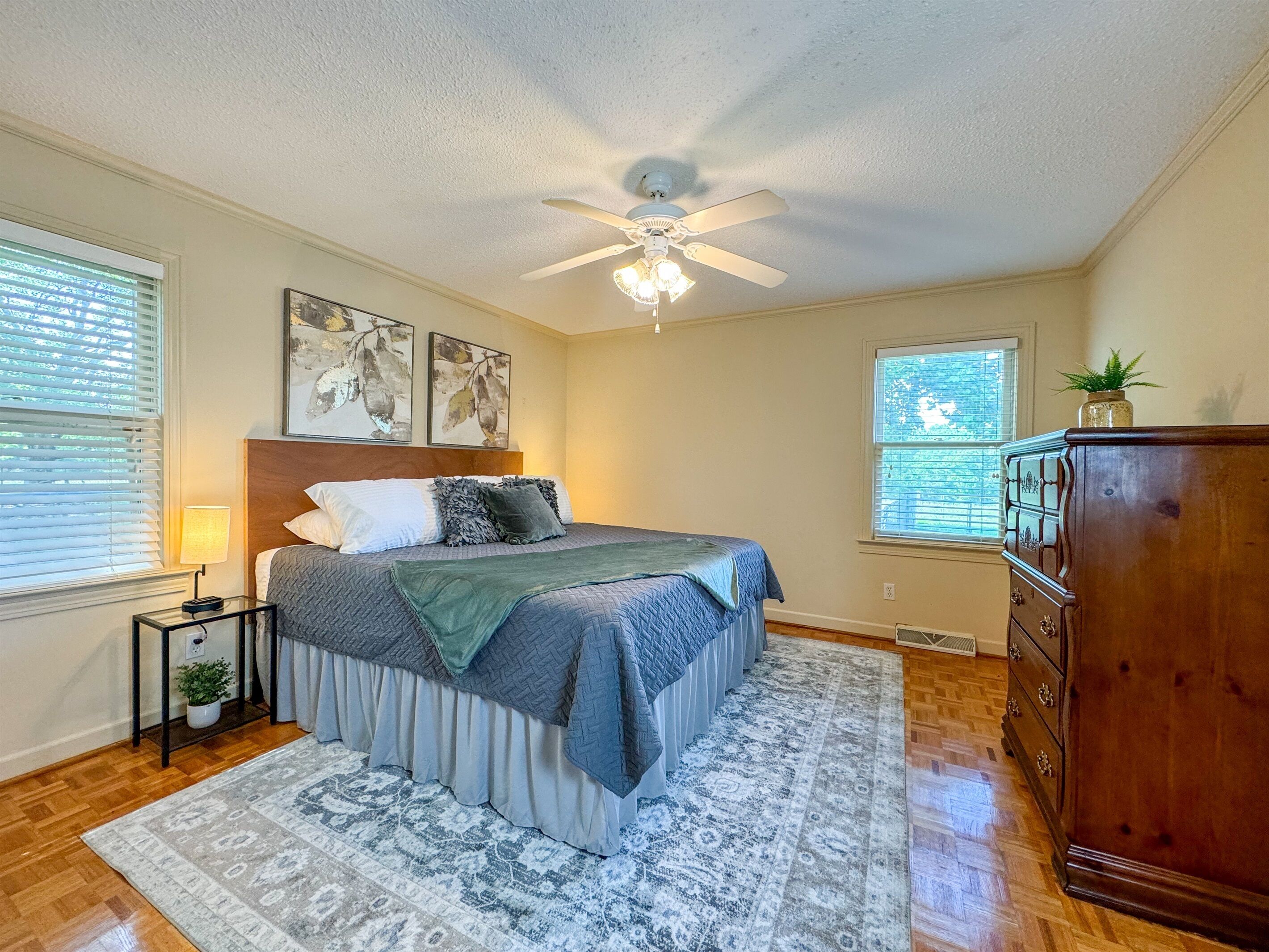 3 slaapkamers, een bureau, een strijkplank/strijkijzer, gratis wifi