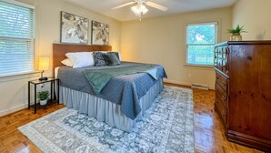 A bedroom with a bed, a ceiling fan, a dresser, and two windows. - HUGE Theater Room~ Private Farm Stay- Sleeps 10 (Rome)