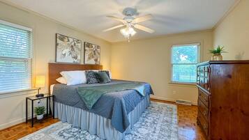 3 slaapkamers, een bureau, een strijkplank/strijkijzer, gratis wifi