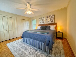 3 bedrooms, desk, iron/ironing board, free WiFi