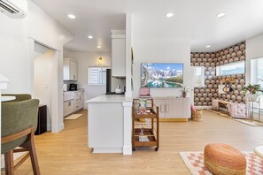 Smart-TV, Bücher, Stereoanlage