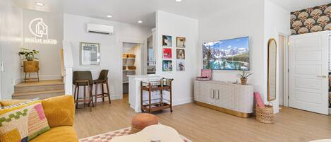 Smart TV, libros y estéreo