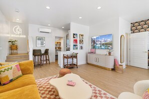 Smart TV, books, stereo