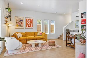 Smart TV, books, stereo - NEW Modern Luxury Downtown Talent - The Millie Haus (Talent)