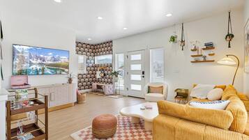 TV connectée, livres, chaîne hi-fi