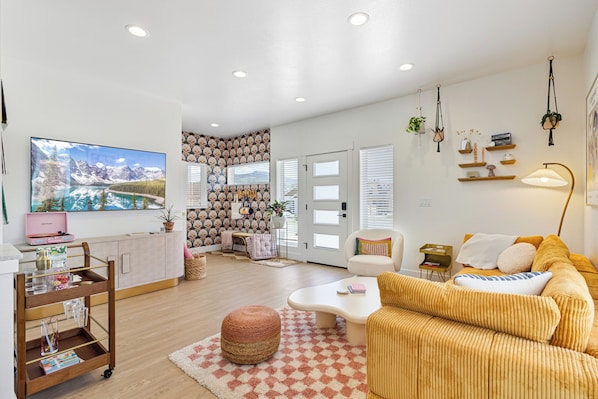 Smart TV, books, stereo