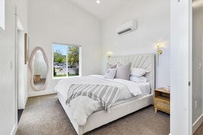 2 habitaciones, tabla de planchar con plancha y cuna de viaje