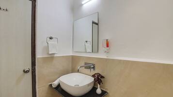 Hårtork, handdukar, tvål och schampo