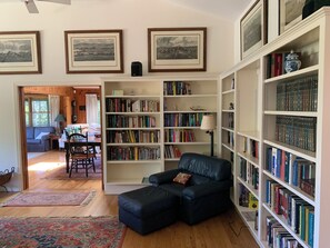 Una Smart TV, un reproductor de DVD, una mesa de tenis de mesa, libros