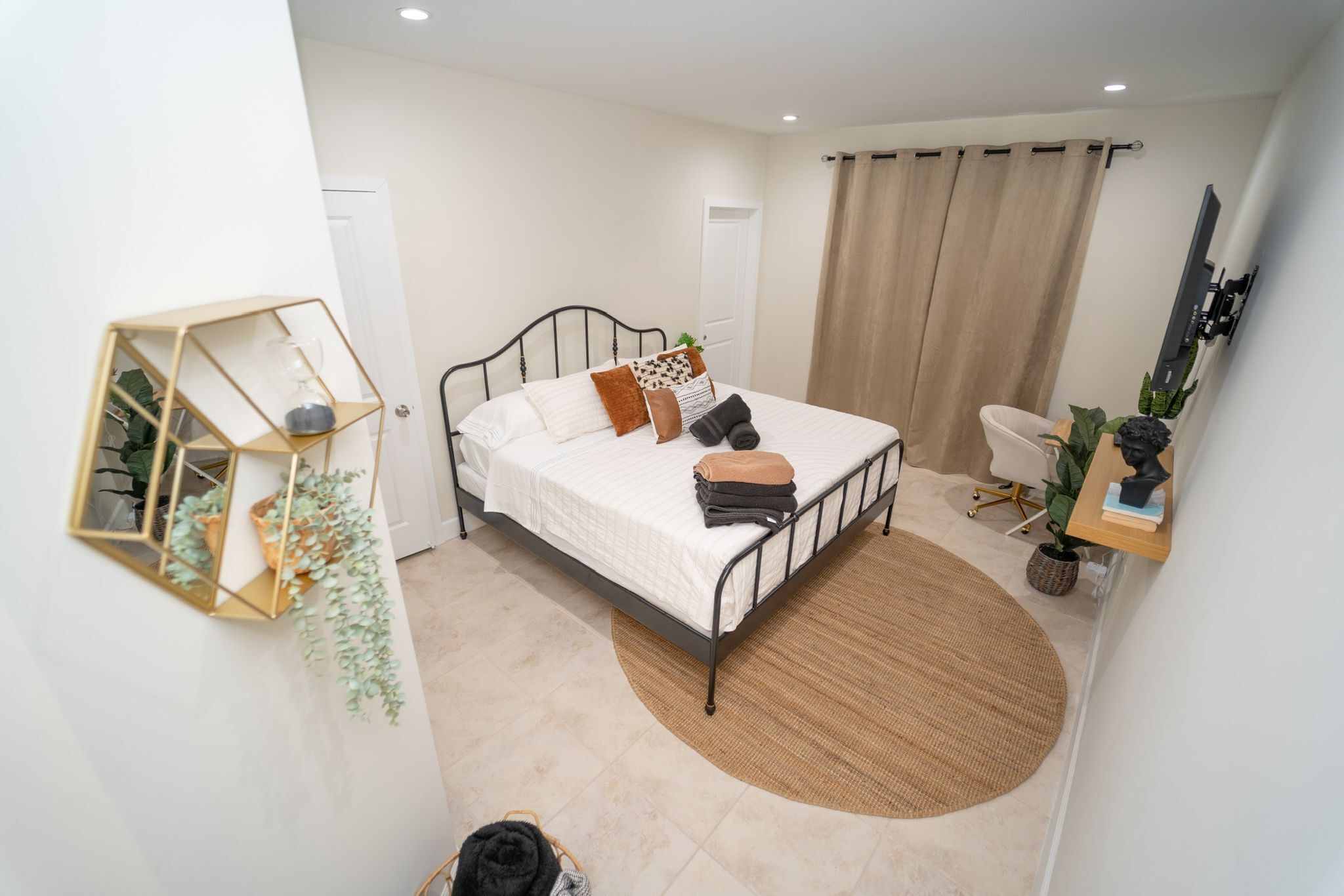 4 bedrooms, iron/ironing board, WiFi, bed sheets