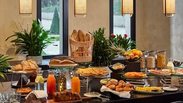 TĂ€gliches FrĂŒhstĂŒcksbuffet (23 EUR pro Person)