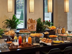 Desayuno buffet diario (EUR 23 por persona)