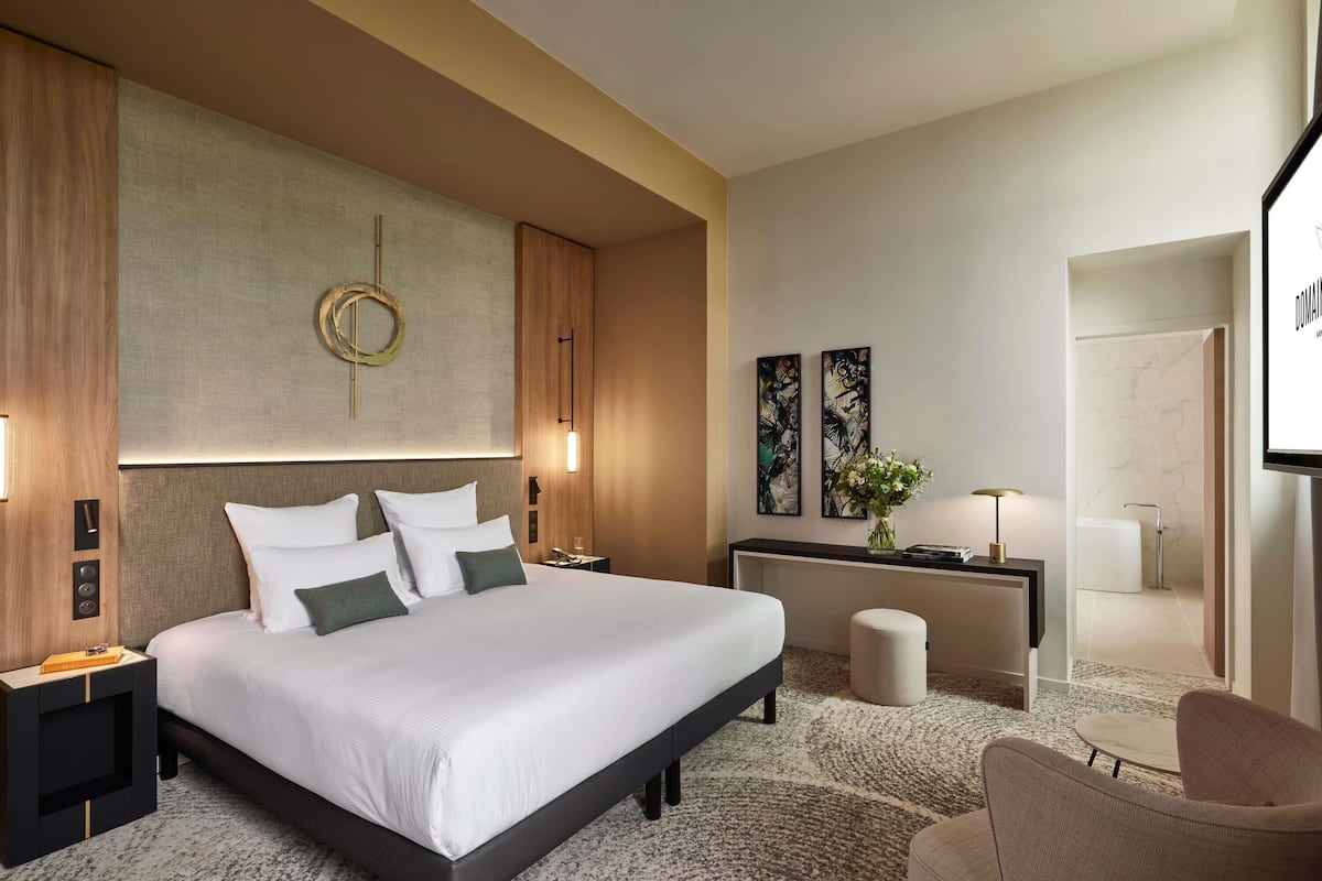 Deluxe Suite, 1 Double Bed | Pillowtop beds, free minibar, in-room safe, laptop workspace