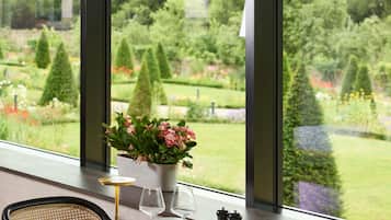 Desayuno buffet diario (EUR 23 por persona)